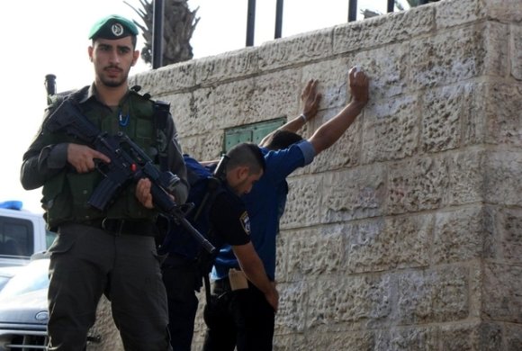 Un soldat israélien procède à l'arrestation d'un Palestinien à Jérusalem-Est (AA).