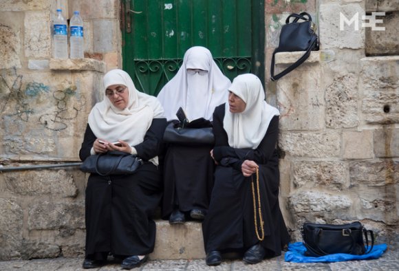Ces femmes palestiniennes se sont vu interdire l'entrée de la mosquée al-Aqsa ; on leur a dit qu'elles étaient sur une « liste noire » israélienne (MEE/Faiz Abu Rmeleh)