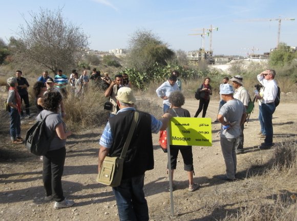 Erik Ader (tout à droite), accompagne une visite lors de laquelle des panneaux sont érigés dans le village palestinien de Beit Nattif, avant de faire sa déclaration d'excuses aux réfugiés chassés du village (MEE/Jonathan Cook)