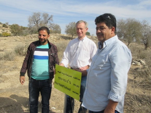 L'ancien ambassadeur néerlandais Erik Ader aux côtés de Khader Dibs (à droite), dont le père a été expulsé de Beit Nattif pendant la Nakba (MEE/Jonathan Cook)