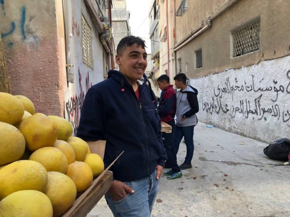 Âgé de 19 ans, Mouad vend des fruits depuis l'âge de neuf ans. © Armin Arefi Le Point