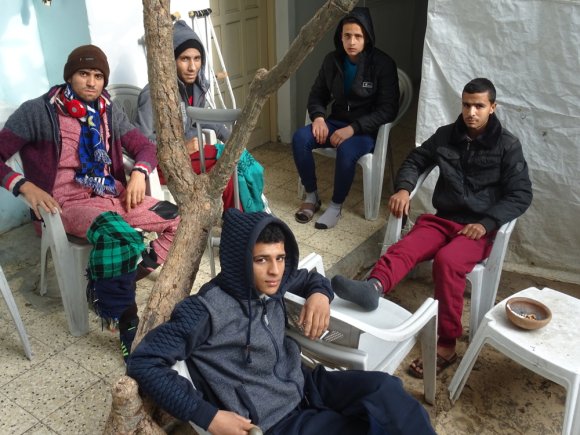 Un groupe de jeunes dans la zone d'attente de la clinique de MSF à Gaza. © Laurie Bonnaud/MSF