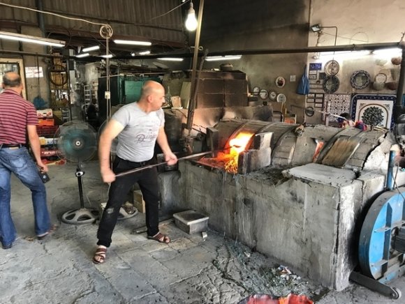 Emad Natsheh au travail dans l'usine de verre et de céramique d'Hébron (MEE/Katie Miranda)