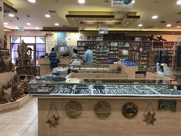 La boutique de la coopérative Holyland Handicraft Society contient une variété d'objets artisanaux, de bijoux et d'artefacts fabriqués par des artisans de Cisjordanie (MEE/Katie Miranda)