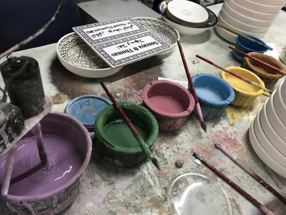 Un échantillon des vernis utilisés pour créer les couleurs lumineuses des céramiques palestiniennes (MEE/Katie Miranda)