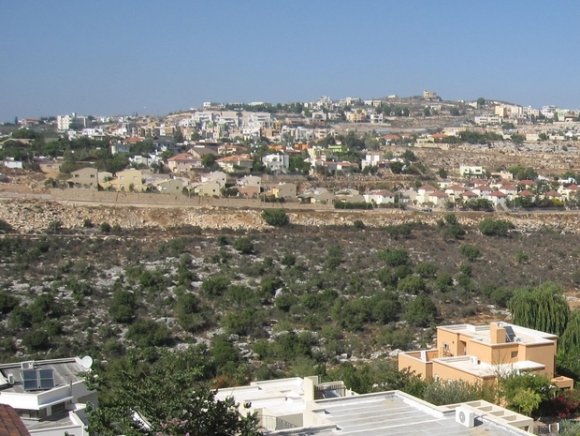 La colonie de Kfar Vradim a été créée en 1984 sur une partie des terres de la ville palestinienne voisine de Tarshiha (MEE/Jonathan Cook)