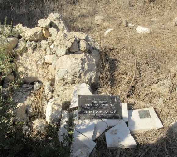 La plaque du Fonds national juif dédiant la forêt plantée au-dessus des ruines de Beit Nattif au révérend Bastiaan Jan Ader a été vandalisée après l'annonce d'excuses aux réfugiés du village (MEE/Jonathan Cook)