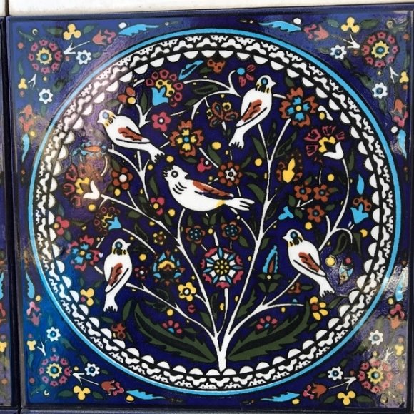 Carreau de céramique peint à la main représentant des motifs de la nature (MEE/Katie Miranda)