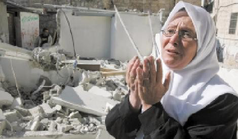 Une femme palestinienne au milieu des gravas de sa maison démolie par les FOI dans Jérusalem