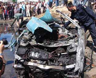 un missile cible une voiture à l'intersection de Khan Younis et de Al Qarara