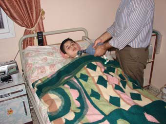 Ahmad El-Sousi souffre du manque d'électricité nécessaires aux instruments lui permettant sa survie