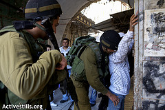 Les soldats israéliens contrôlent un jeune Palestinien - 20/02/2010 - (c) Anne Paq/Activestills.org