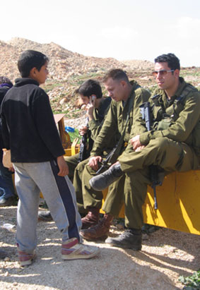 Le regard fuyant des soldats face aux enfants-Bili'in-02-2006