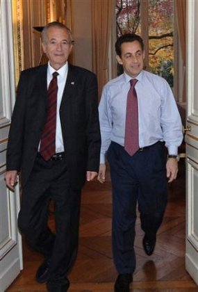 M.Ezra et Sarkozy à l'issue de leur rencontre lundi 12 décembre 2005...