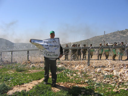 Pacifiste israélien - Bili'in-02-2006