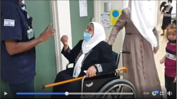 Capture d'ecran d'une vidéo montrant un gardien de prison empêchant la fille de Al-Akhras et sa mère en fauteuil roulant d'entrer dans sa chambre d'hôpital (MUHAMMAD BABAI)