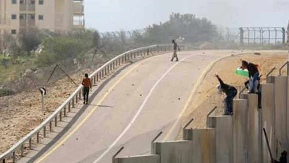 Des jeunes palestiniens franchissent le mur à Bil'in. France 24