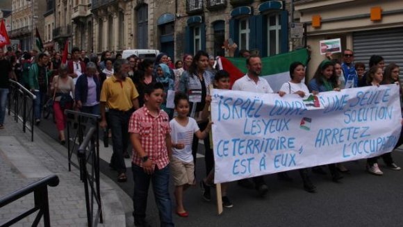 Après le rassemblement, les militants ont défilé dans le centre-ville. | Ouest-France 