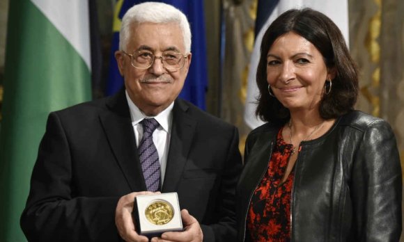 Le président palestinien Mahmoud Abbas a reçu la médaille Grand Vermeil par la maire de Paris Anne Hidalgo, le 21 septembre 2015. Dominique Faget