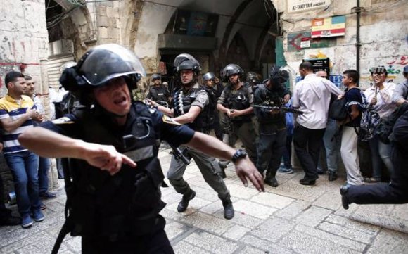 La police israélienne lance des grenades contre les manifestants dans le quartier musulman de la vieille ville de Jérusalem. Thomas Coex/AFP