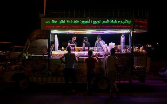 Les vendeurs de rue proposent des prix abordables, comparés aux prix pratiqués dans les cafés et restaurants, pour la plupart des gens (MEE/Mohamed al-Hajjar)