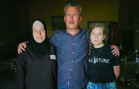 Nariman Tamimi (à gauche), Bassem Tamimi (au centre), et Ahed Tamimi rencontrés chez eux à Nabi Saleh, en février 2017. (Oren Ziv/Activestills.org)