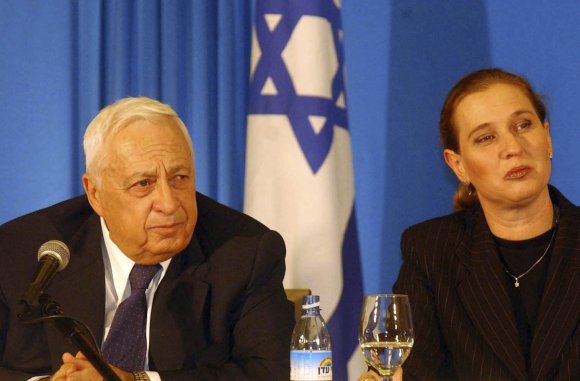 Tzipi Livni est assise avec le fondateur du parti Kadima, Ariel Sharon. 13 janvier 2001. (Flash90)