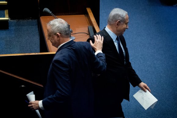Le Premier Ministre israélien Benjamin Netanyahu et le dirigeant du parti Bleu Benny Gantz lors d‘une cérémonie commémorative à la Knesset marquant le 24ème anniversaire de l'assassinat de l'ancien Premier Ministre israélien Yitzhak Rabin, le 10 novembre 2019. (Yonatan Sindel/Flash90)