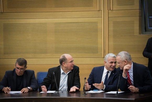 Benny Gantz, Yair Lapid, Moshe Yaalon et Gaby Ashkenazi du parti Bleu et Blanc, lors d'une réunion des factions à la Knesset à Jerusalem, le 9 décembre 2019. (Hadas Parush/Flash90)