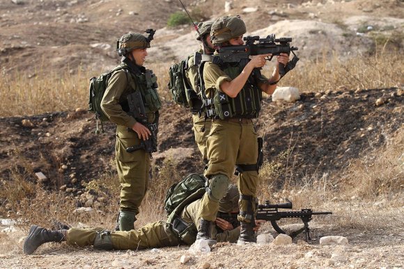 Des soldats israéliens se rassemblent et prennent pour cible des manifestants palestiniens dans la ville de Naplouse en Cisjordanie, le 13 octobre 2015