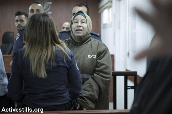 Nariman Tamimi avant qu'elle soit entendue par le Tribunal Militaire d'Ofer prés de la ville de Ramallah en Cisjordanie, le 17 janvier 2018. (Oren Ziv/Activestills.org)