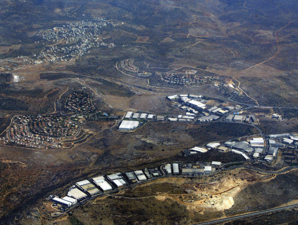 La colonie israélienne Barkan, située à proximité du village palestinien de Qarawat Bani Hassan (à l'arrière-plan) en Cisjordanie, territoire occupé, est une zone industrielle regroupant 120 usines qui exportent environ 80 % de leurs produits vers l'étranger. © 2004 David Silverman