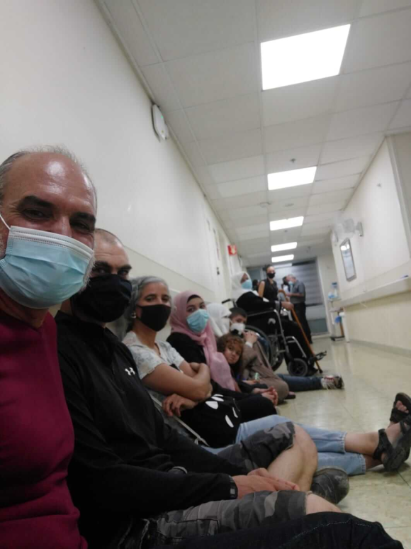 La famille de Maher Al-Akhras et ceux qui le soutiennent en grève de la faim devant sa chambre d'hôpital après avoir été empêchés d'y entrer – 24 octobre 2020. (Photo : MUHAMMAD KANA'ANEH)